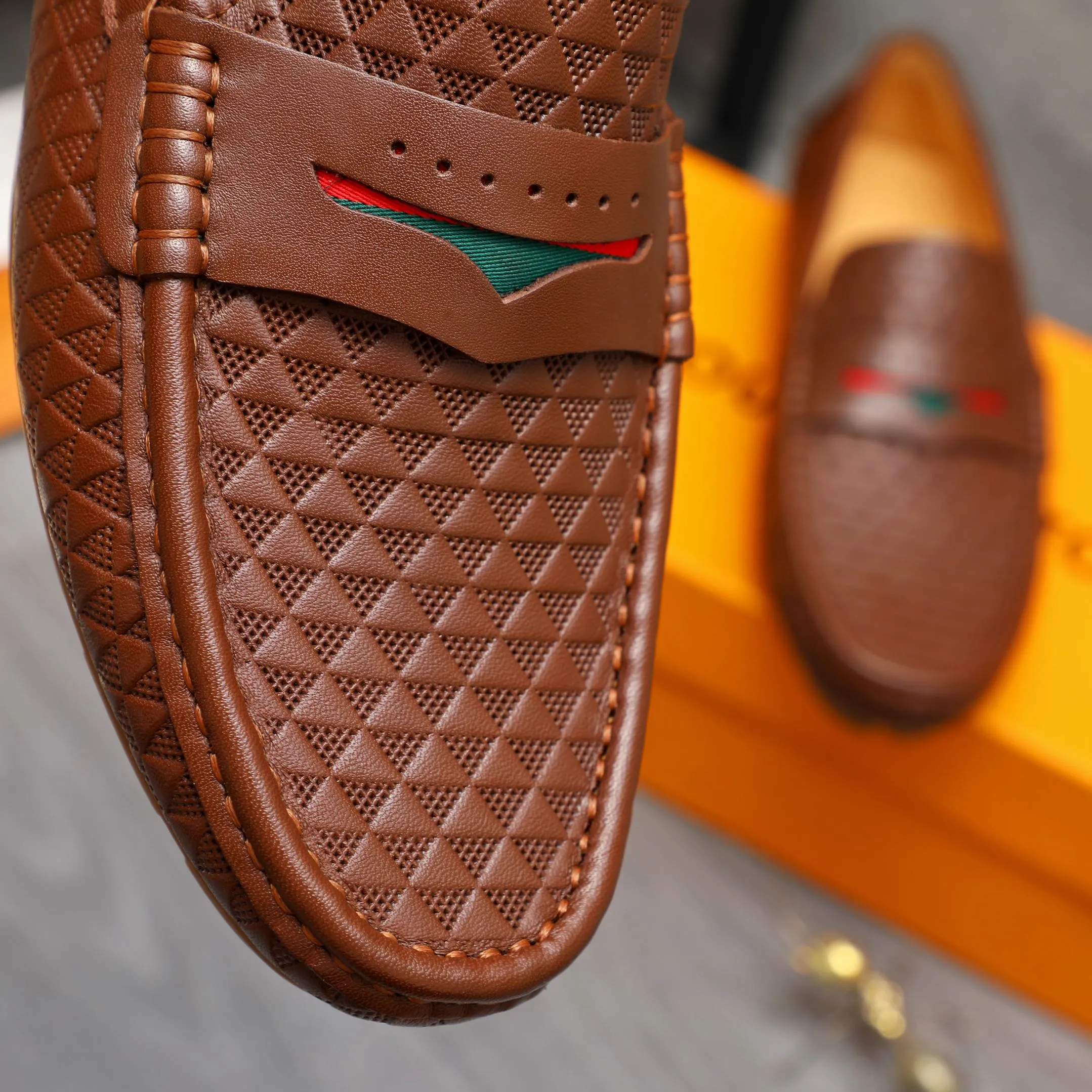Men's shoes 💰360 Product trademark: LV "Louis Vuitton" casual slip-on men's shoes Regular size: 38-45 Product material: Selected embossed cowhide upper, pigskin lining, rubber outsole